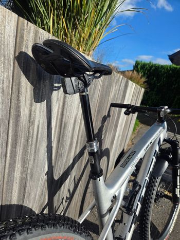 Used Trek Supercaliber SRAM X01 Eagle AXS 2024 Mountainbike, Light Gray — image 5 of 8