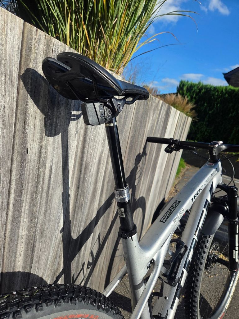 Used Trek Supercaliber SRAM X01 Eagle AXS 2024 Mountainbike, Light Gray — image 5 of 8