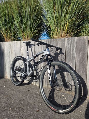Used Trek Supercaliber SRAM X01 Eagle AXS 2024 Mountainbike, Light Gray — image 2 of 8