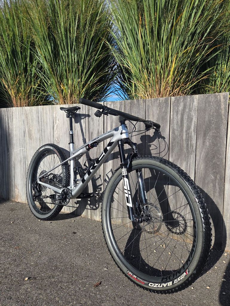Used Trek Supercaliber SRAM X01 Eagle AXS 2024 Mountainbike, Light Gray — image 2 of 8