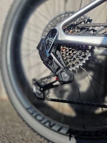 Used Trek Supercaliber SRAM X01 Eagle AXS 2024 Mountainbike, Light Gray — image 3 of 8