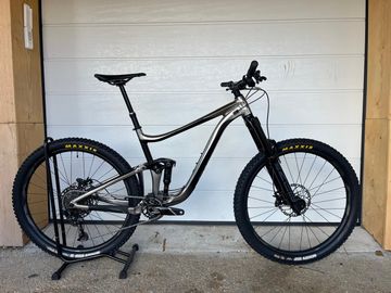 Giant Reign 29 SX 2021 2021 Mountainbike usato, Grigio chiaro — immagine 1 di 6