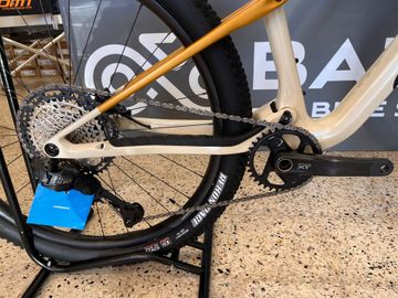 Used Orbea Oiz Shimano Deore XT Di2 2026 Mountainbike, White — image 2 of 4