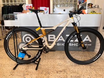 Used Orbea Oiz Shimano Deore XT Di2 2026 Mountainbike, White — image 1 of 4