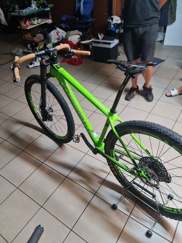 Cannondale F-Si Carbon Team 2017 2017 Mountainbike usato, Verde — immagine 3 di 6