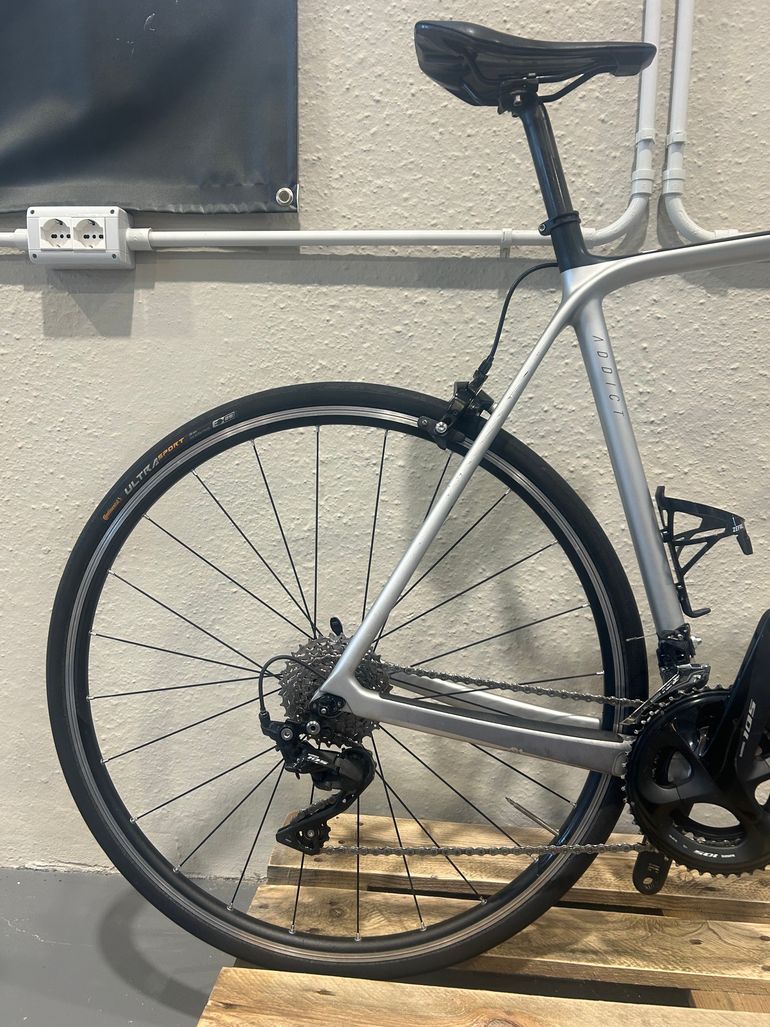 Used Scott Addict Shimano 105 2020 Road & Gravel, Light Gray — image 6 of 8