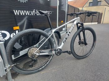 Sensa Fiori Evo Pro 2024 2024 Mountainbike usato, Grigio chiaro — immagine 2 di 4
