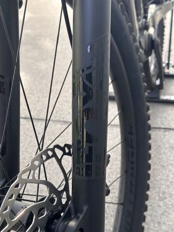 Trek Fuel EXe 8 XT 2024 2024 Mountainbike usato, Grigio chiaro — immagine 11 di 18