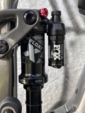 Trek Fuel EXe 8 XT 2024 2024 Mountainbike usato, Grigio chiaro — immagine 4 di 18