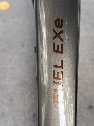 Trek Fuel EXe 8 XT 2024 2024 Mountainbike usato, Grigio chiaro — immagine 8 di 18