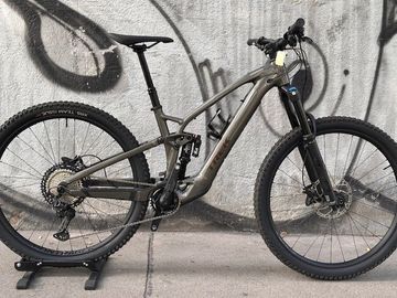 Trek Fuel EXe 8 XT 2024 2024 Mountainbike usato, Grigio chiaro — immagine 2 di 18