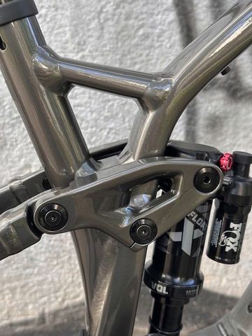 Trek Fuel EXe 8 XT 2024 2024 Mountainbike usato, Grigio chiaro — immagine 15 di 18
