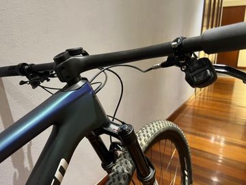 Used Specialized Epic 8 Pro 2024 2024 Mountainbike, Blue, 29 — image 6 of 28