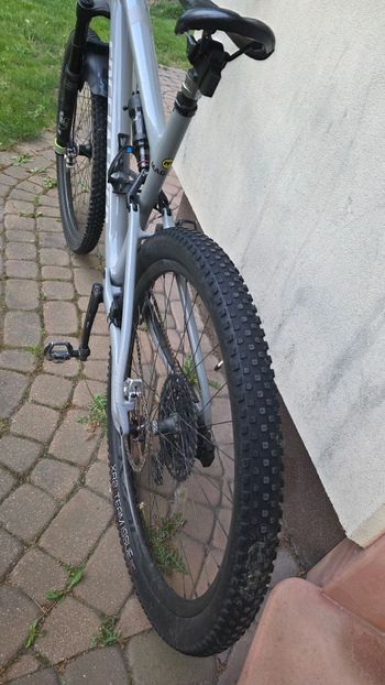 Used Specialized Epic Shimano Deore XT 2023 Mountainbike, Light Gray — image 5 of 9