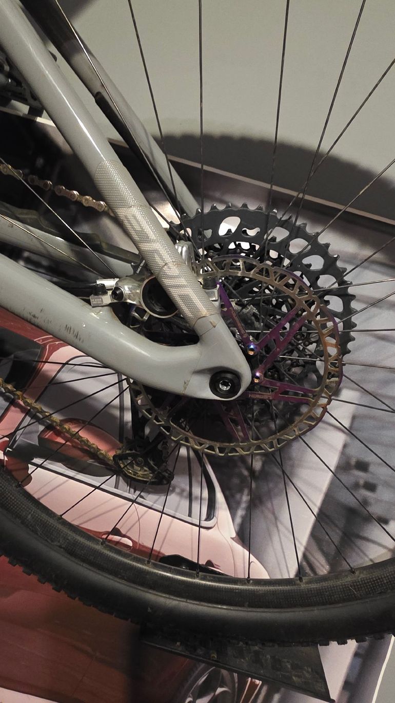 Used Specialized Epic Shimano Deore XT 2023 Mountainbike, Light Gray — image 9 of 9
