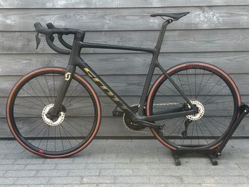 Brugt Scott Addict RC Shimano 105 Di2 2024 Road & Gravel — billede 2 af 14