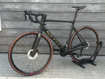 Brugt Scott Addict RC Shimano 105 Di2 2024 Road & Gravel — billede 12 af 14