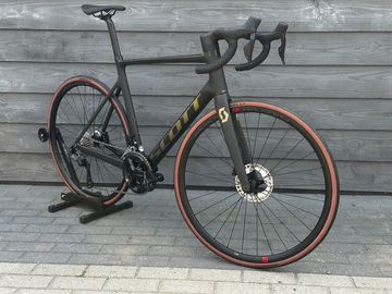 Brugt Scott Addict RC Shimano 105 Di2 2024 Road & Gravel — billede 6 af 14