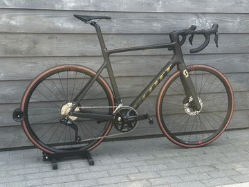 Brugt Scott Addict RC Shimano 105 Di2 2024 Road & Gravel — billede 3 af 14