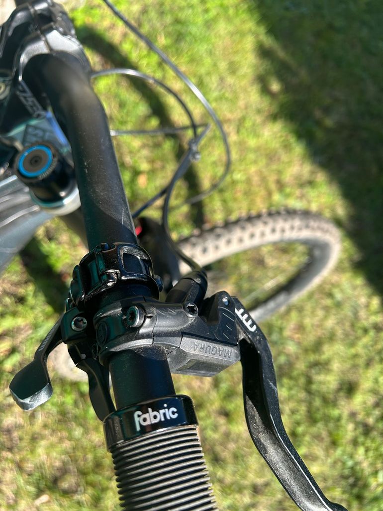Used GT Fury Pro 2023 2023 Mountainbike, Light Gray — image 2 of 6