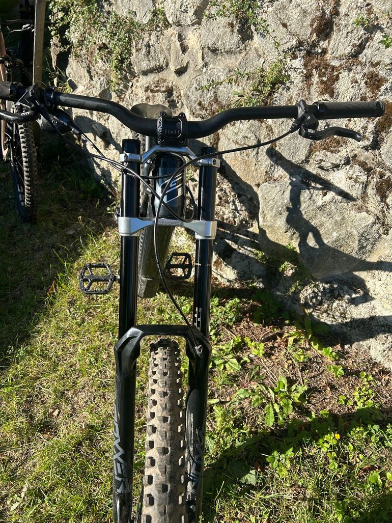 Used GT Fury Pro 2023 2023 Mountainbike, Light Gray — image 6 of 6
