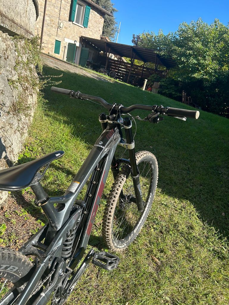 Used GT Fury Pro 2023 2023 Mountainbike, Light Gray — image 5 of 6