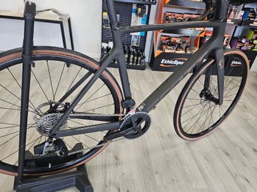 Scott Addict RC 30 2024 2024 Road & Gravel usato, Nero — immagine 4 di 4