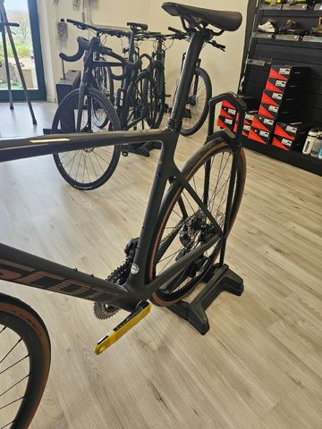 Scott Addict RC 30 2024 2024 Road & Gravel usato, Nero — immagine 2 di 4