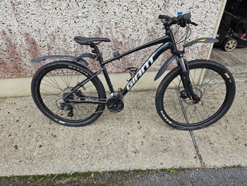 Used Giant Talon 4 2021 2021 Mountainbike, Black, 27.5, 29 — image 1 of 3