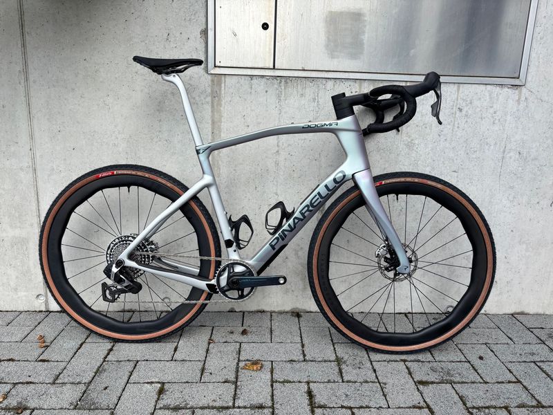 Gebrauchtes Pinarello Dogma GR 2026 Road & Gravel, Hellgrau — Bild 1 von 10