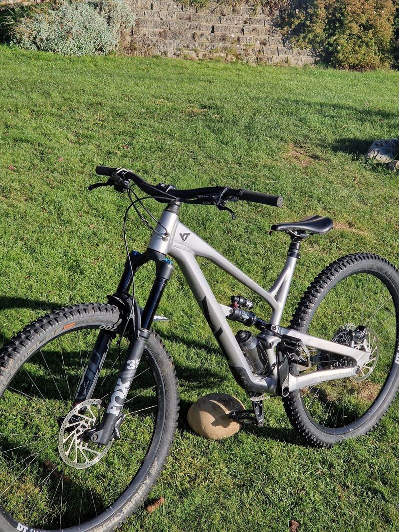 Gebrauchtes YT Industries Jeffsy CORE 2 29 2022 2022 Mountainbike, Hellgrau, 29 — Bild 2 von 8