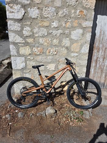 Used Commencal Clash SRAM GX DH 2022 Mountainbike, Orange — image 1 of 7