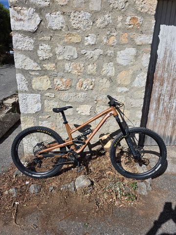 Used Commencal Clash SRAM GX DH 2022 Mountainbike, Orange — image 1 of 7