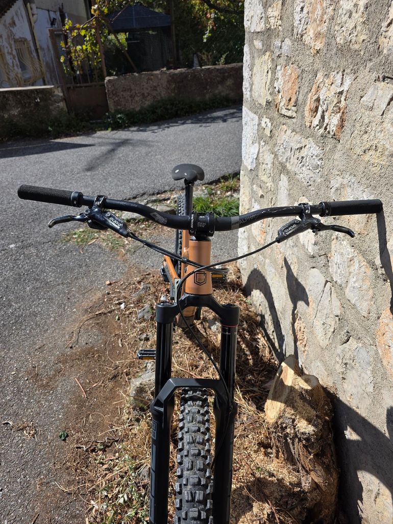Used Commencal Clash SRAM GX DH 2022 Mountainbike, Orange — image 3 of 7