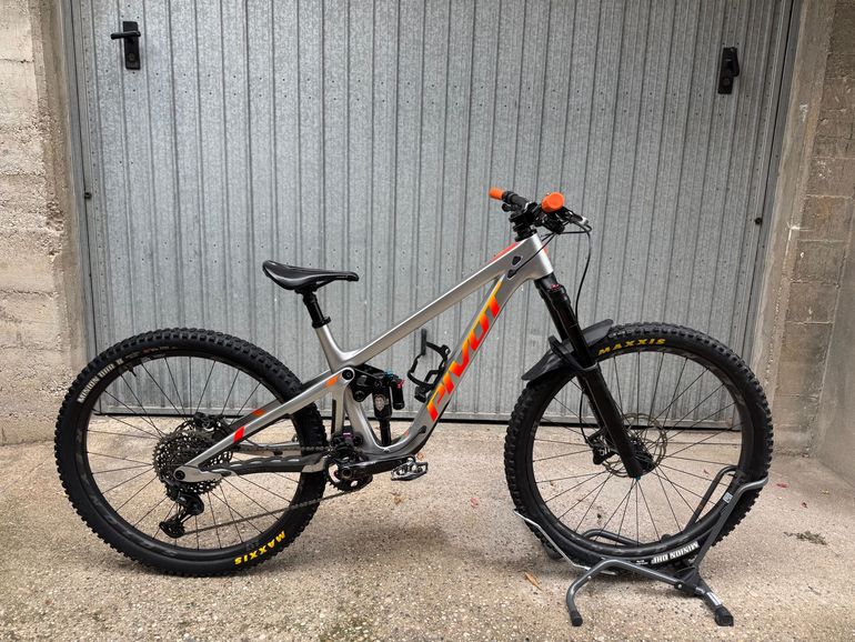 Used Pivot FIREBIRD Pro XT/XTR w/ Carbon Wheels 2024 Frameset 2024 Mountainbike, Light Gray, 29 — image 1 of 3