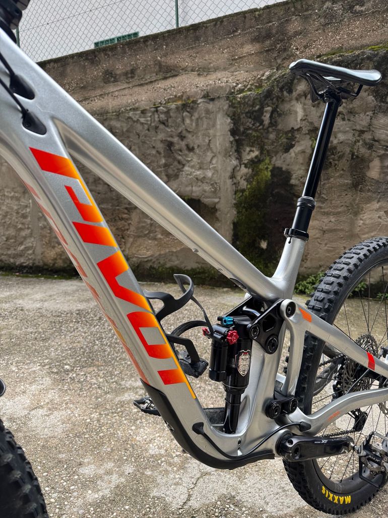Used Pivot FIREBIRD Pro XT/XTR w/ Carbon Wheels 2024 Frameset 2024 Mountainbike, Light Gray, 29 — image 2 of 3