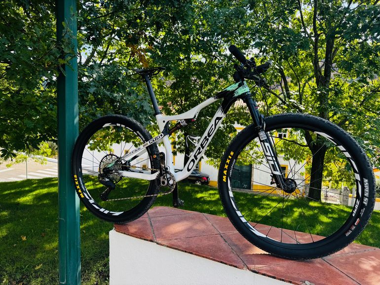 Used Orbea Oiz Shimano XTR Di2 2022 Mountainbike, White, 29 — image 2 of 11