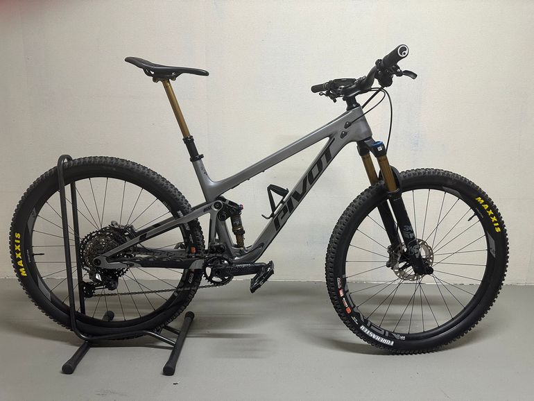Used Pivot TRAIL 429 Pro XT/XTR 2023 2023 Mountainbike, Light Gray, 29 — image 1 of 6