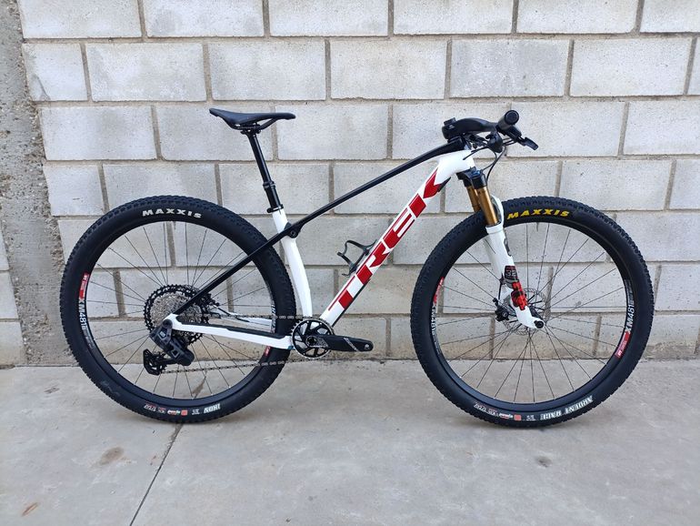 Used Trek Procaliber SRAM GX Eagle AXS (T-Type) 2022 Mountainbike, White — image 1 of 12