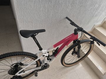 Gebrauchtes Berria Racer 2023 Mountainbike, Weiß — Bild 8 von 8