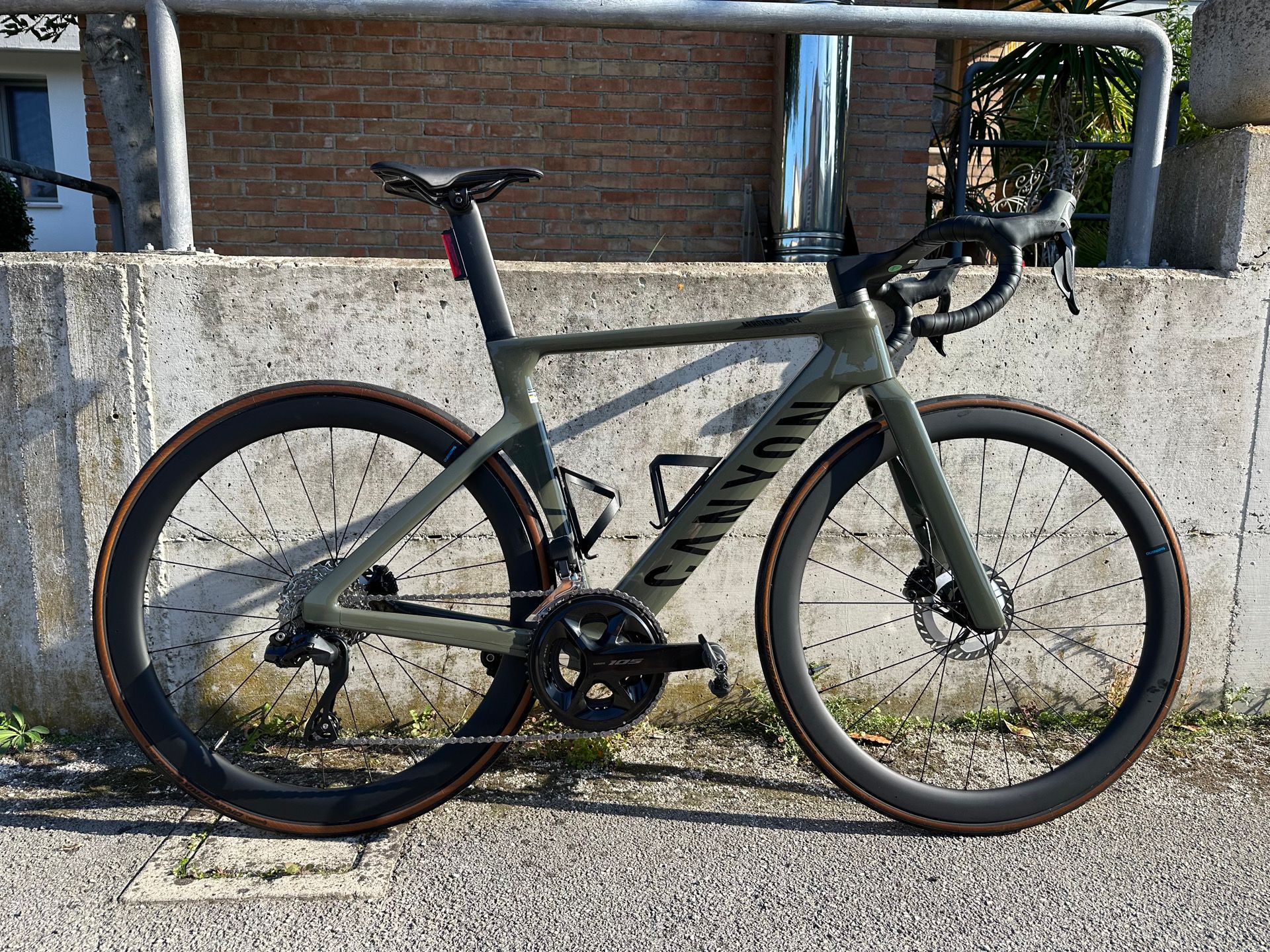 CANYON Aeroad CF SLX アルテグラdi2 0315a.jpeg