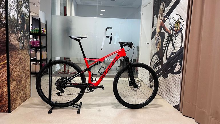 Used Specialized Expert 2017 2017 Mountainbike, Orange — image 2 of 9