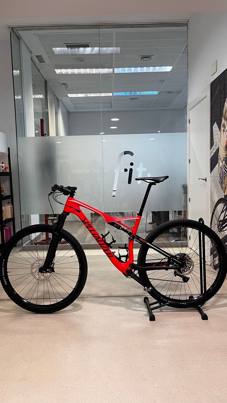 Used Specialized Expert 2017 2017 Mountainbike, Orange — image 5 of 9