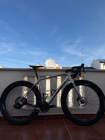 Orbea Terra SRAM Force eTap AXS 2025 Road & Gravel usato, Grigio chiaro — immagine 1 di 10