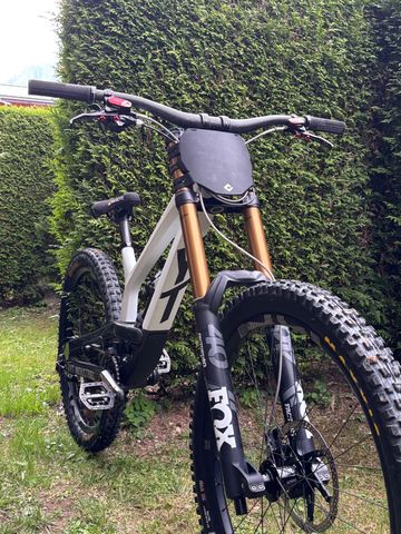 Used YT Industries Tues SRAM X01 DH 2021 Mountainbike, White — image 1 of 3