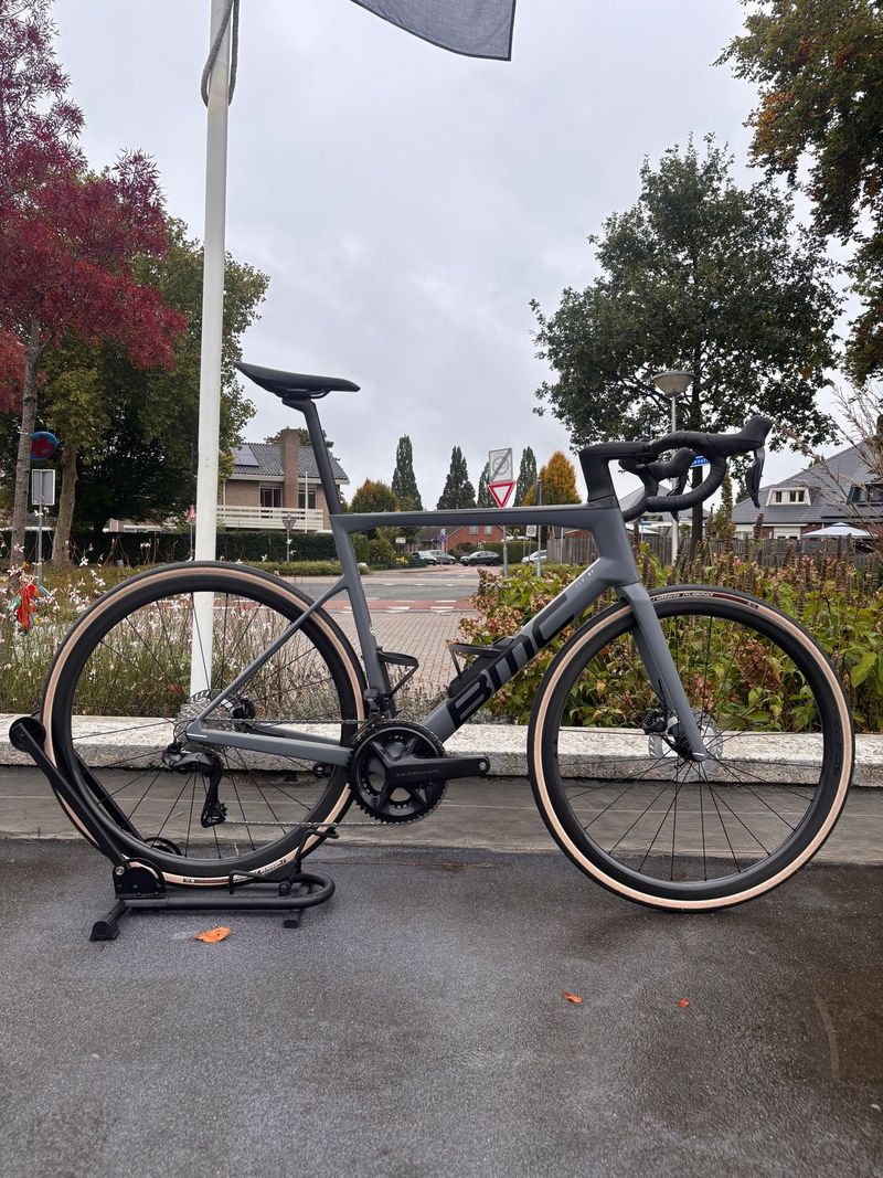 BMC Teammachine SLR 01 FIVE 2023 2023 Road & Gravel usato, Grigio chiaro — immagine 1 di 5