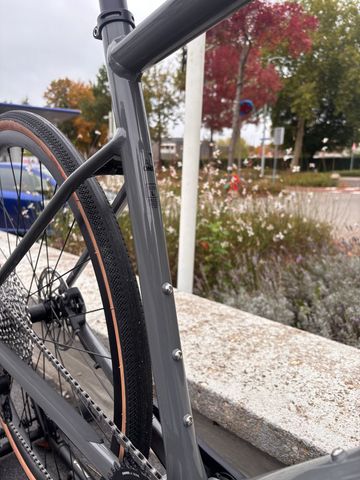 BMC Roadmachine SRAM Apex 2024 Road & Gravel usato, Grigio chiaro — immagine 5 di 5