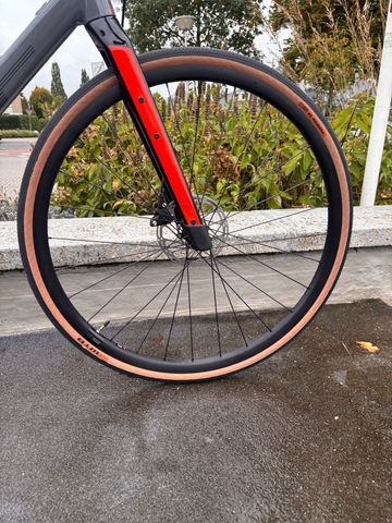 BMC Roadmachine SRAM Apex 2024 Road & Gravel usato, Grigio chiaro — immagine 3 di 5