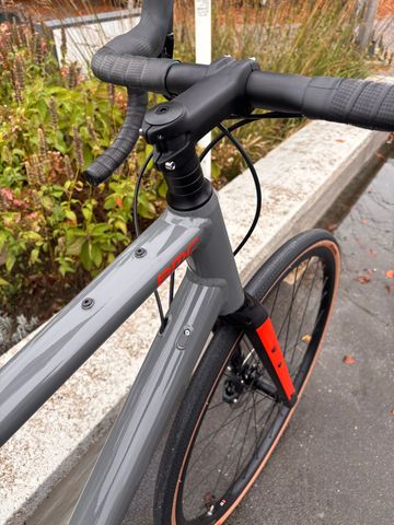 BMC Roadmachine SRAM Apex 2024 Road & Gravel usato, Grigio chiaro — immagine 4 di 5