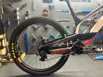 Gebrauchtes YT Industries Tues SRAM X01 DH 2018 Mountainbike, Weiß — Bild 6 von 18